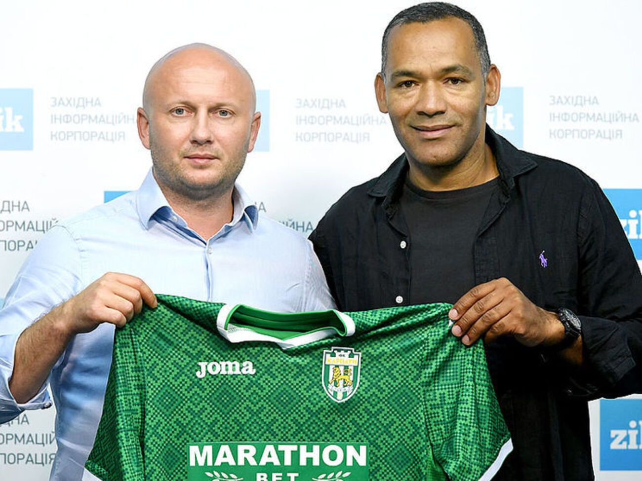 Вице-президент "Карпат" Игорь Смалийчук представил нового наставника команды Жозе Мораиша (справа)