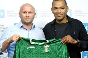 Вице-президент "Карпат" Игорь Смалийчук представил нового наставника команды Жозе Мораиша (справа)