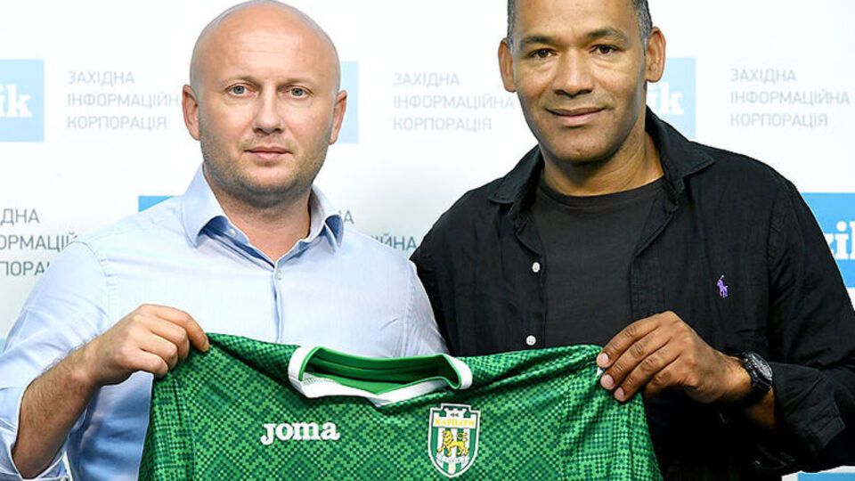 Вице-президент "Карпат" Игорь Смалийчук представил нового наставника команды Жозе Мораиша (справа)