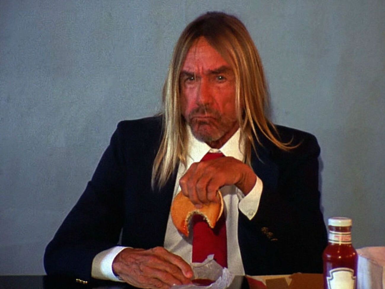 Игги Поп поел перед камерой, копируя Уорхола