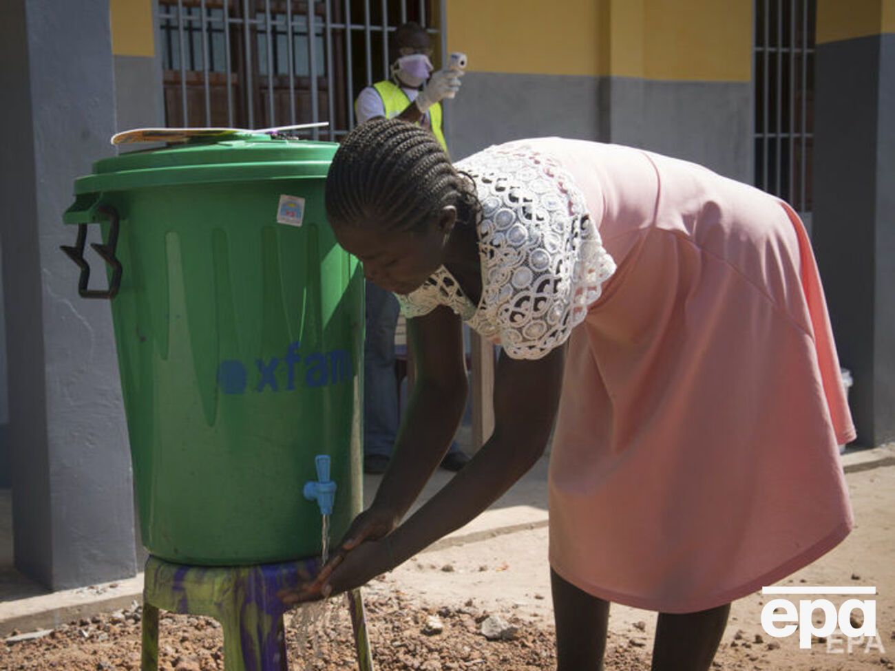 Перед магазинами и на рынках установили контейнеры с хлорированной водой