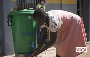 Перед магазинами и на рынках установили контейнеры с хлорированной водой