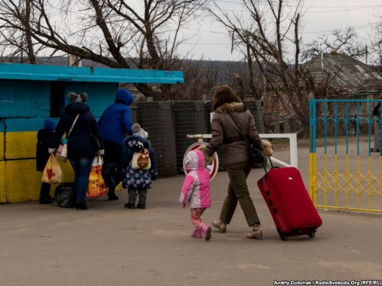 Пункт пропуска в Станице Луганской пересекают до 10 тыс. человек ежедневно