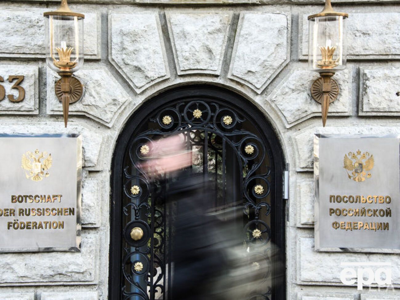 Перевозимый в Россию коммерческий груз оформлялся как личные вещи сотрудников посольства РФ в Берлине