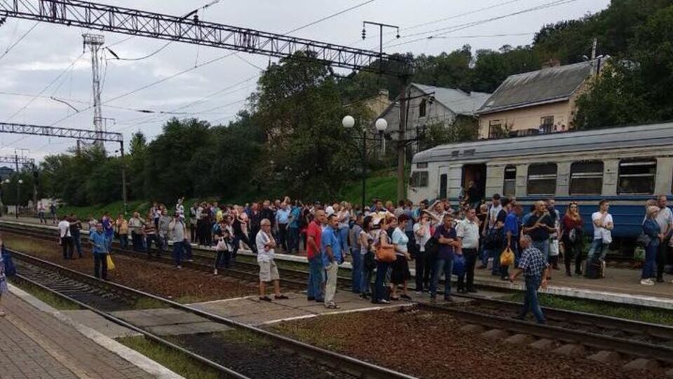 Пассажиры требовали обеспечить их необходимым количеством вагонов