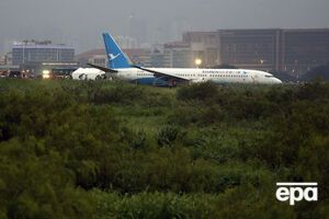 Самолет выехал за взлетно-посадочную полосу