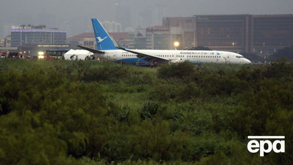 Самолет выехал за взлетно-посадочную полосу