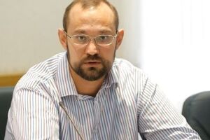 До прихода в 2016 году в "Укрпошту" Чернявский работал в компаниях "Интерпайп" и "Укртелеком"