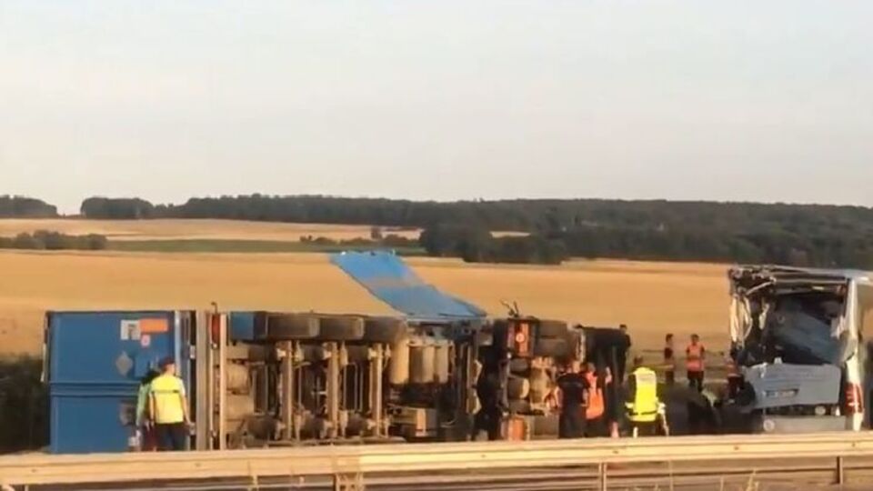 Водій вантажівки не помітив автобуса