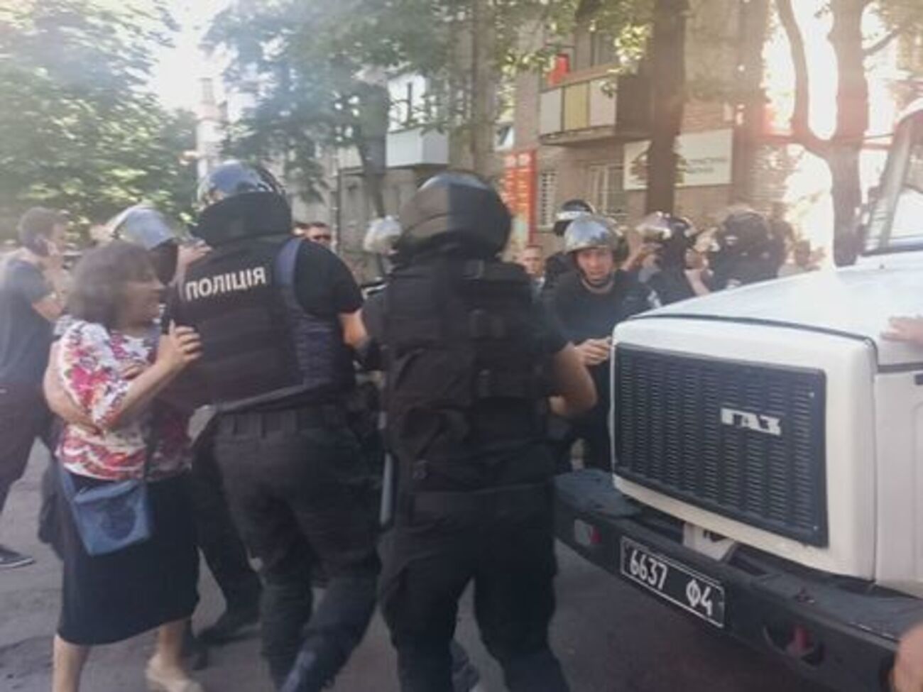 9 августа бывшие бойцы роты "Торнадо" устроили бунт в Лукьяновском СИЗО, их сторонники блокировали выезд автозаков