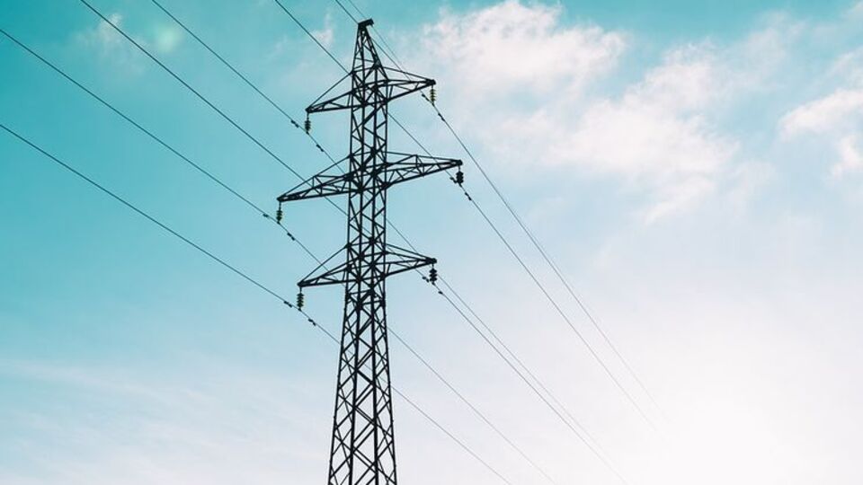 Решение об отмене формулы будет принято в связи со вступлением в действие закона о рынке электроэнергии, отмечает агентство