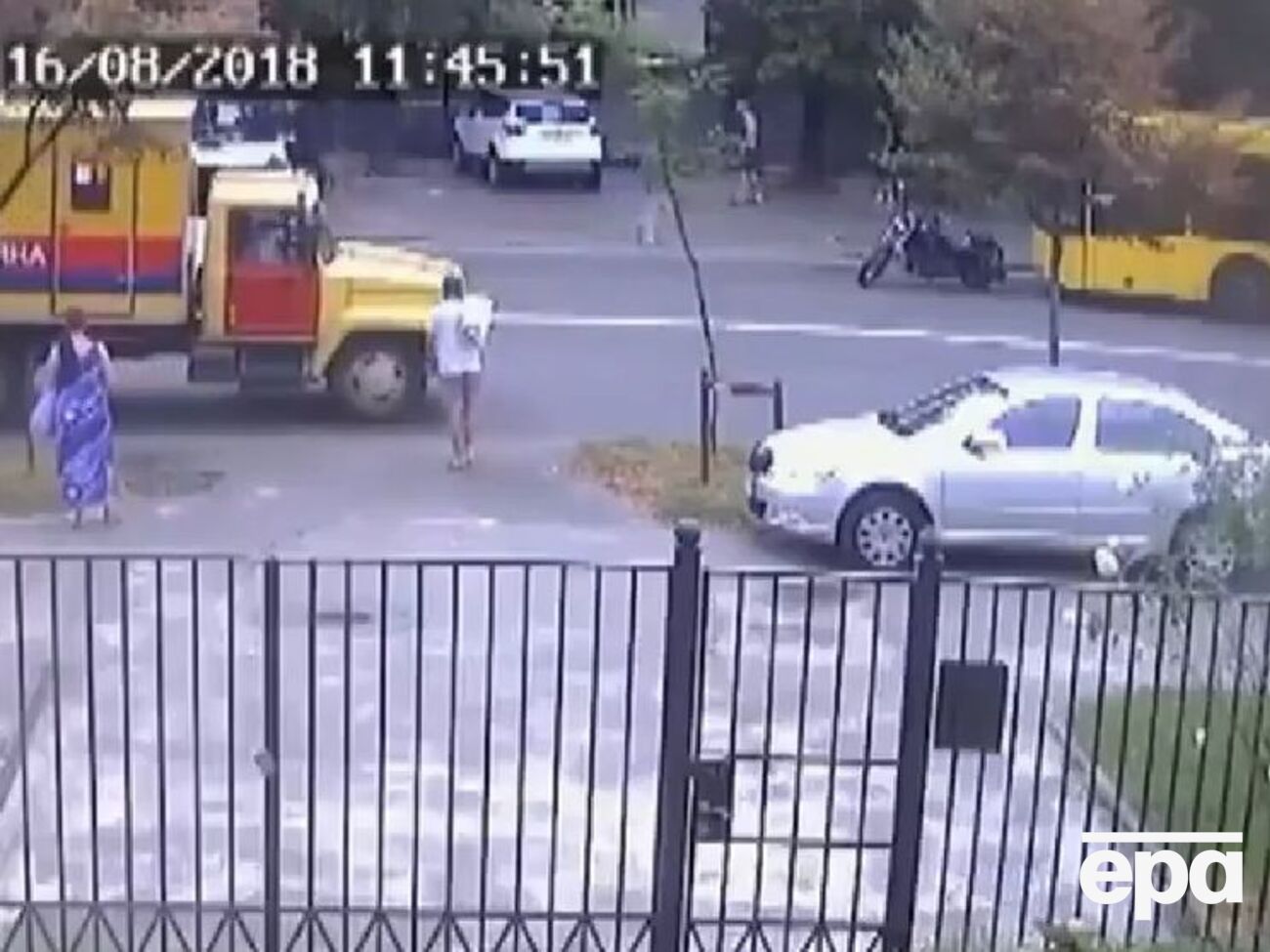 Мотоциклист остановил автобус, став перед ним