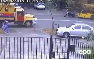 Мотоциклист остановил автобус, став перед ним