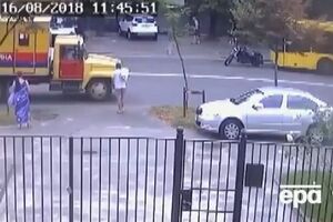 Мотоциклист остановил автобус, став перед ним