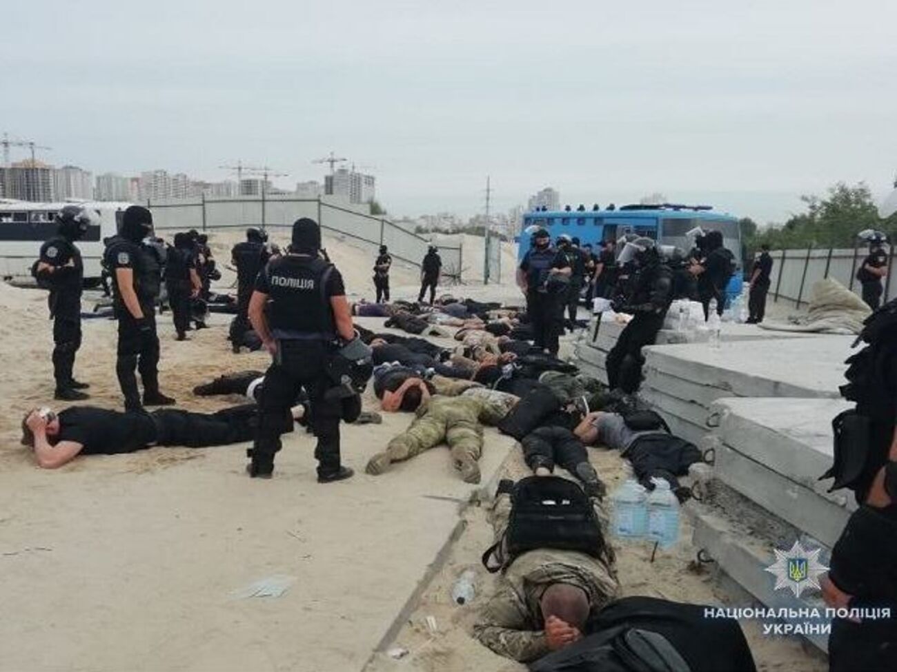 При себе у задержанных были щиты, резиновые дубинки и оружие