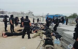 При себе у задержанных были щиты, резиновые дубинки и оружие