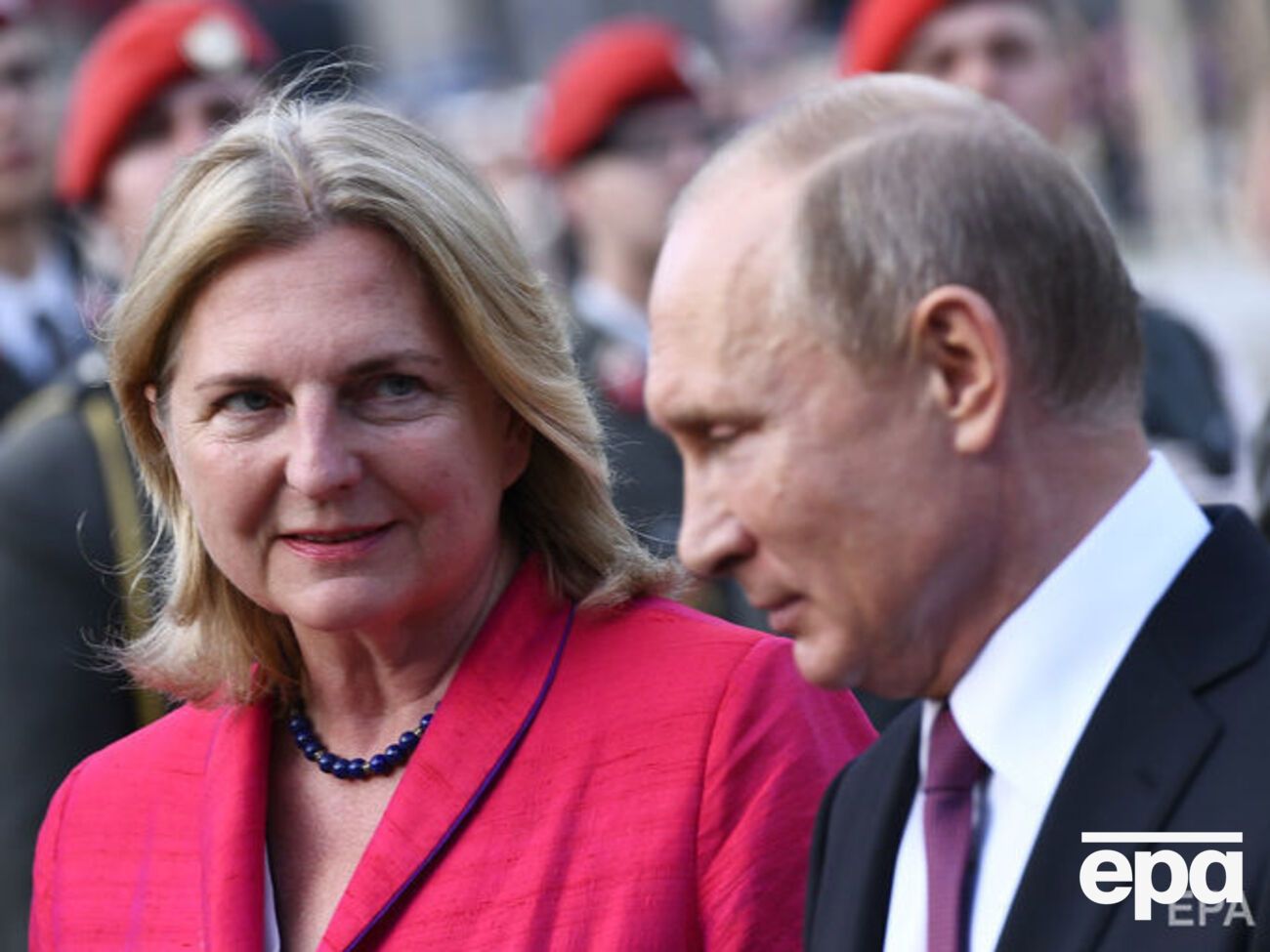 По данным СМИ, Путин везет для Кнайсль казачий ансамбль