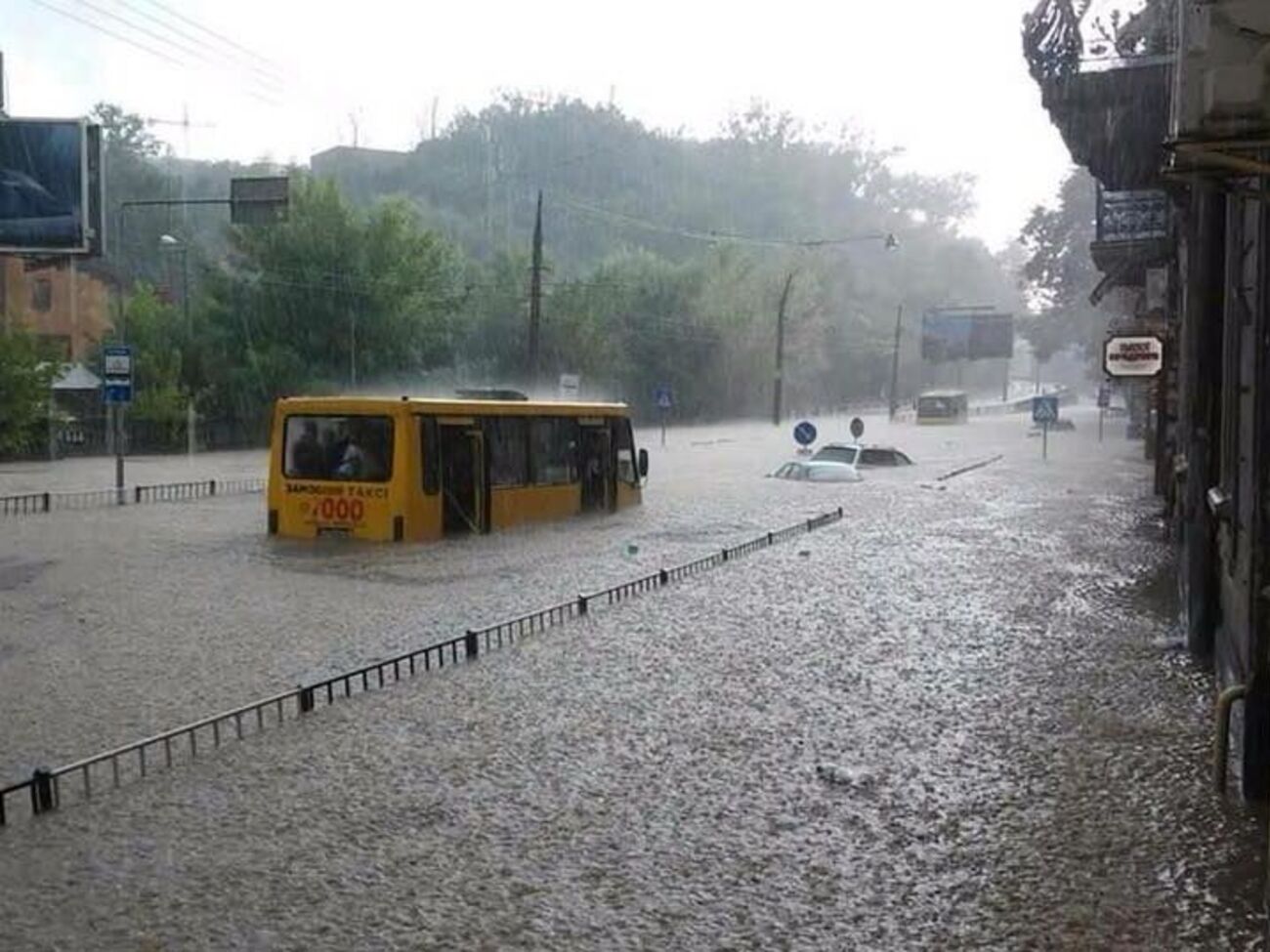Некоторые улицы во Львове практически не проездные