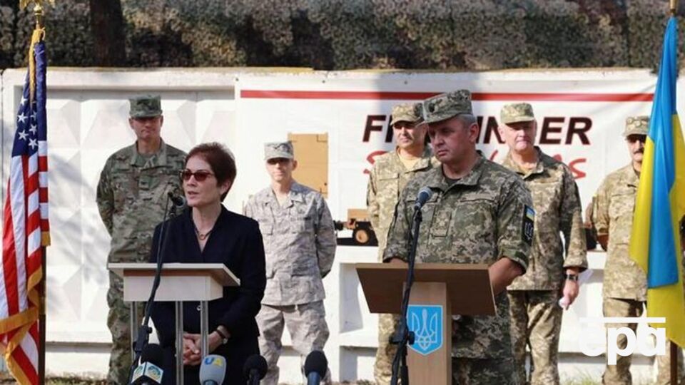 Церемония передачи состоялась при участии начальника Генерального штаба ВСУ Виктора Муженко и посла США в Украине Мари Йованович