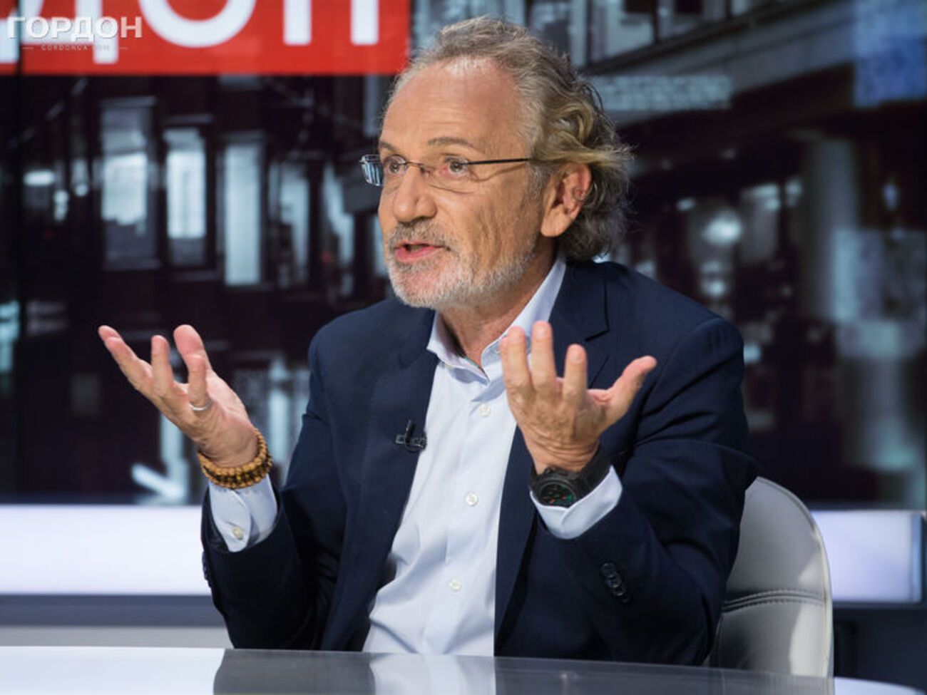 Шустер: Кеннеди сказал: "Не просите у страны, а сделайте что-нибудь для страны". Вот скажите: есть сегодня в Украине политик, который так может сказать народу?