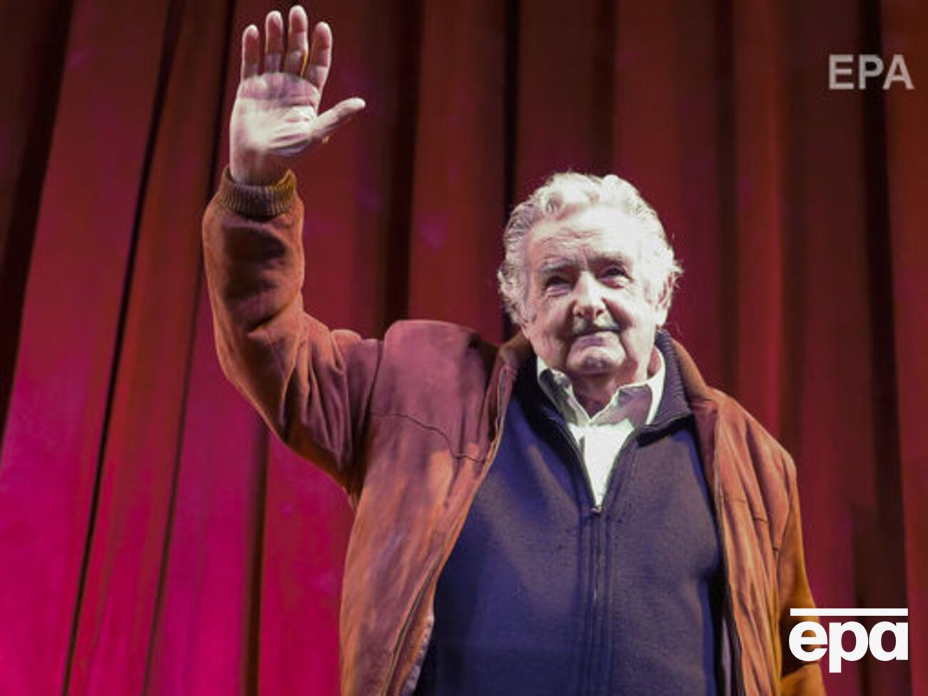 Мухика в августе сложил полномочия сенатора