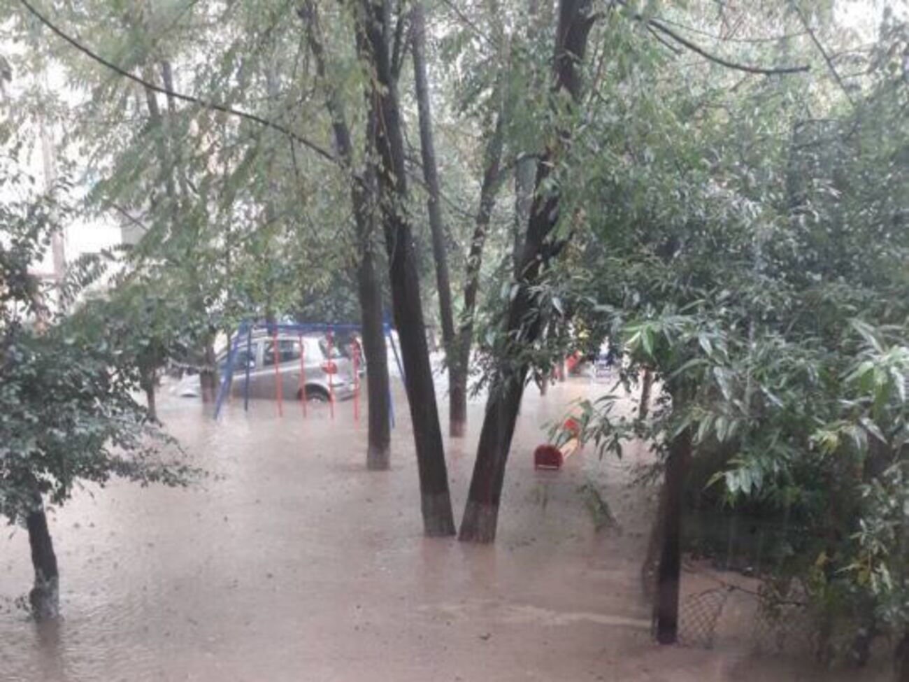 Кілька авто у Рахові пішло під воду