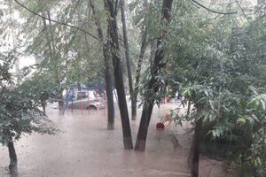 Несколько авто в Рахове ушли под воду