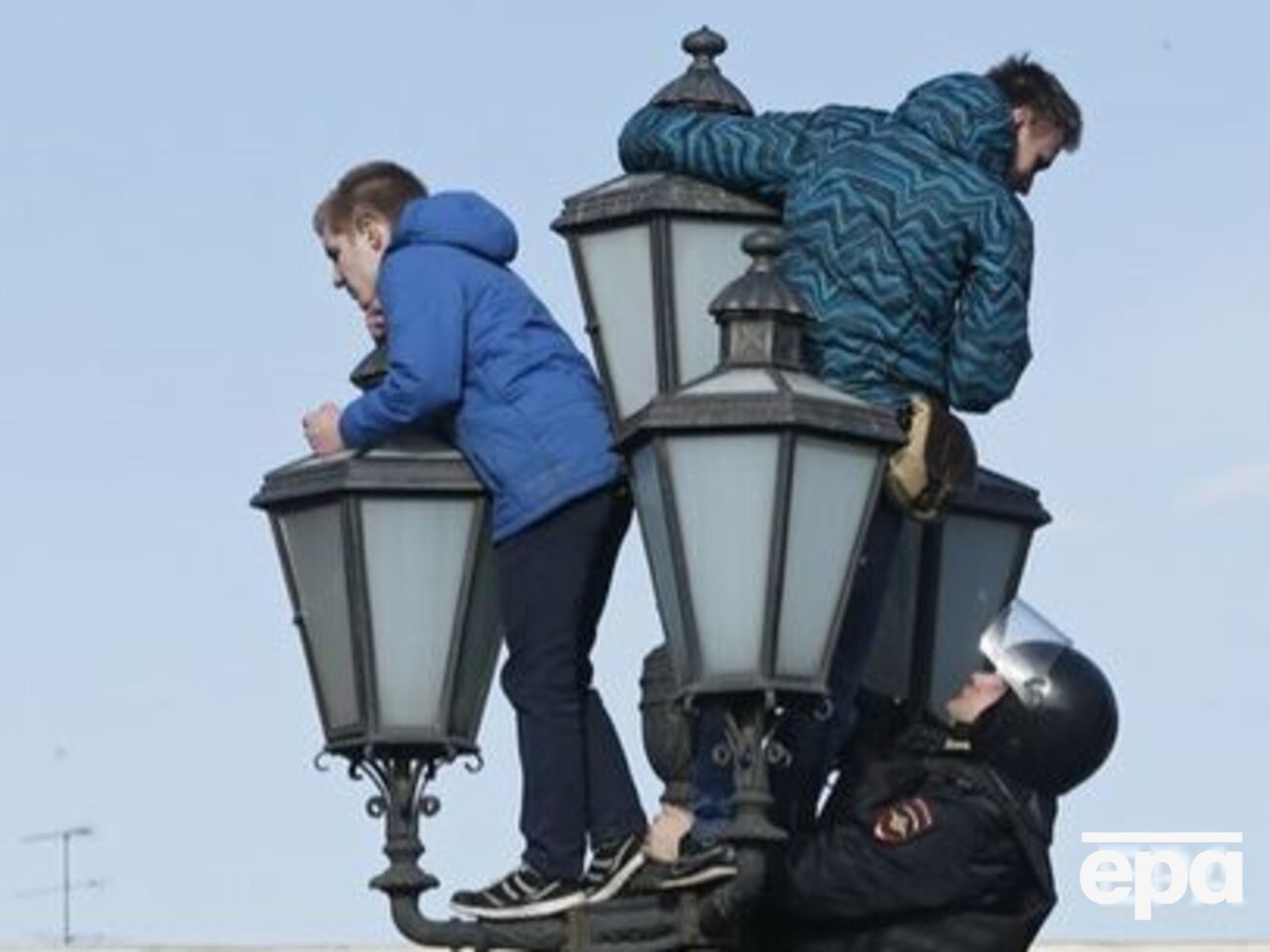 Роман Шингаркин во время антикоррупционного протеста в Москве 26 марта 2017 года залез на столб, его задерживала полиция