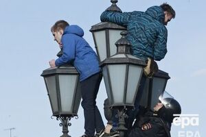 Роман Шингаркін під час антикорупційного протесту в Москві 26 березня 2017 року заліз на стовп, його затримувала поліція