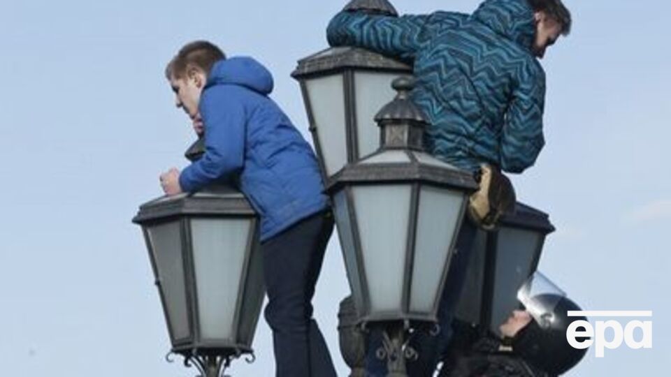 Роман Шингаркін під час антикорупційного протесту в Москві 26 березня 2017 року заліз на стовп, його затримувала поліція
