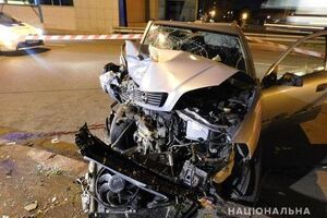 Автомобиль Opel Astra врезался в бетонную стену
