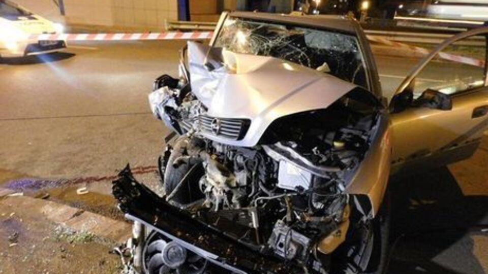 Автомобиль Opel Astra врезался в бетонную стену