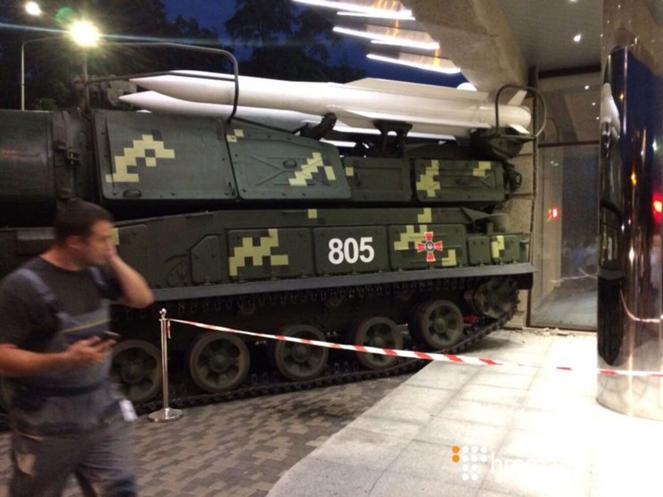 Установка "Бук" пошкодила фасад будівлі