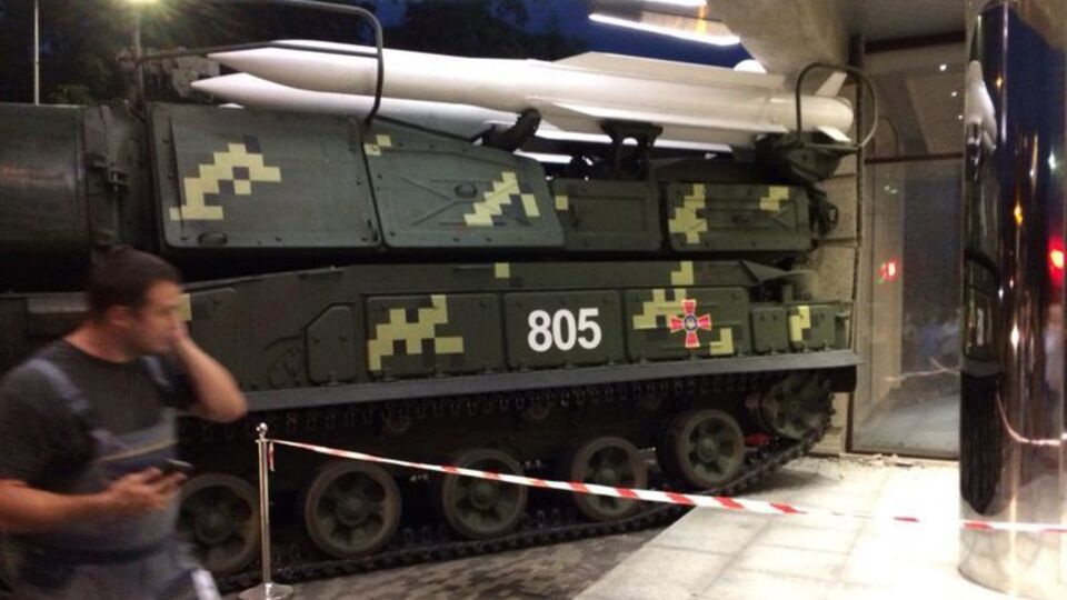 Установка "Бук" пошкодила фасад будівлі