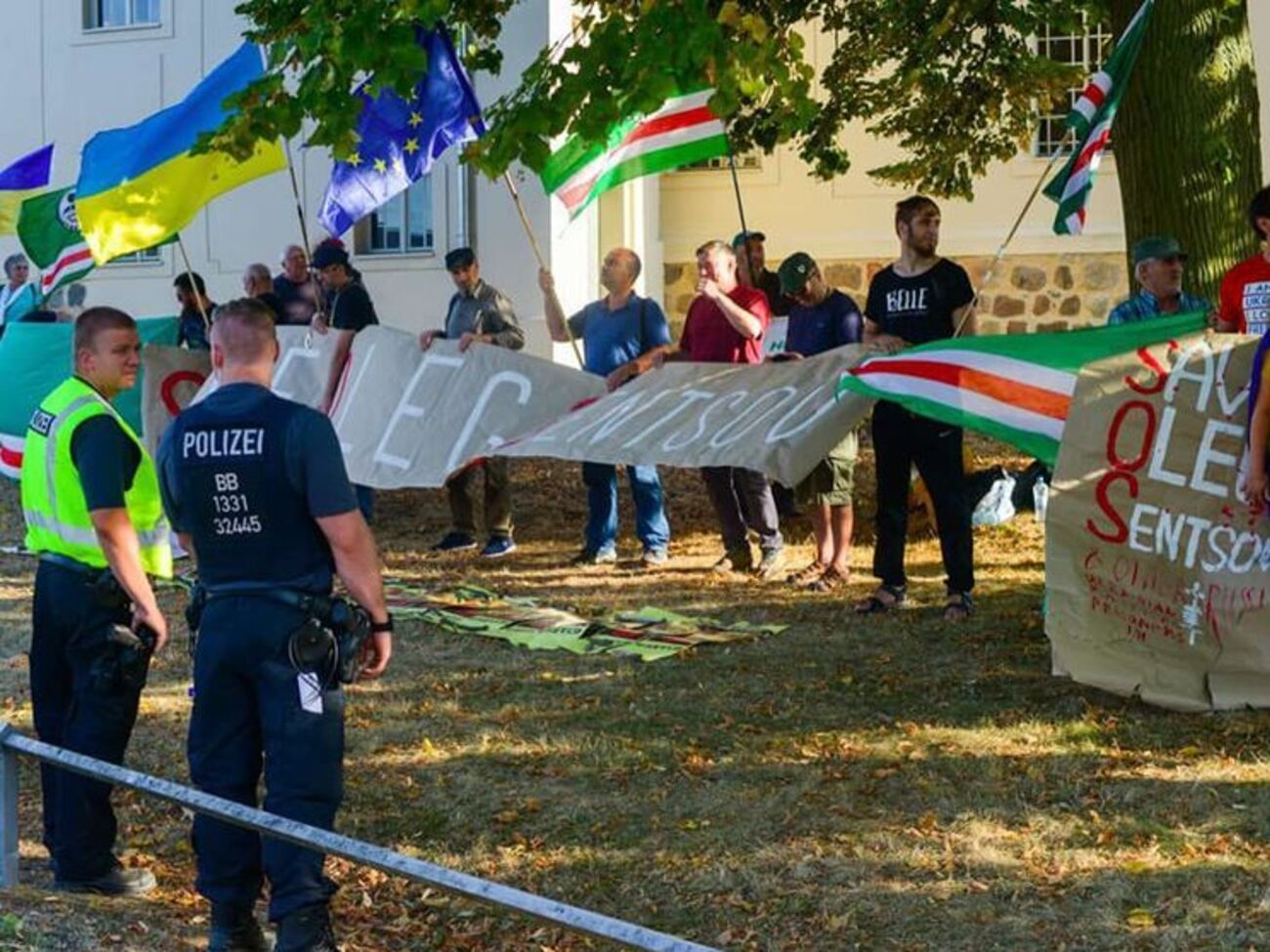 У резиденции Меркель, где шли ее переговоры с Путиным, протестующие требовали освободить Сенцова. Фоторепортаж