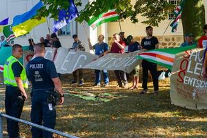 У резиденции Меркель, где шли ее переговоры с Путиным, протестующие требовали освободить Сенцова. Фоторепортаж