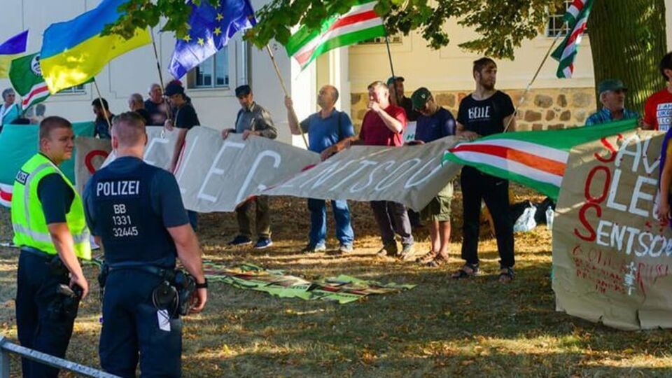 Біля резиденції Меркель, де тривали її переговори з Путіним, протестувальники вимагали звільнити Сенцова. Фоторепортаж