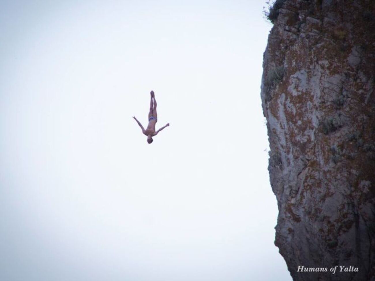 Спортсмены прыгали со скалы