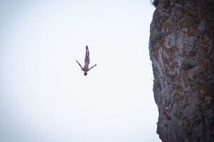 Спортсмены прыгали со скалы