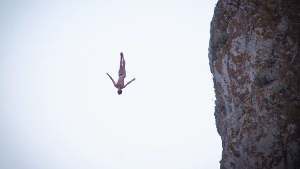Спортсмены прыгали со скалы
