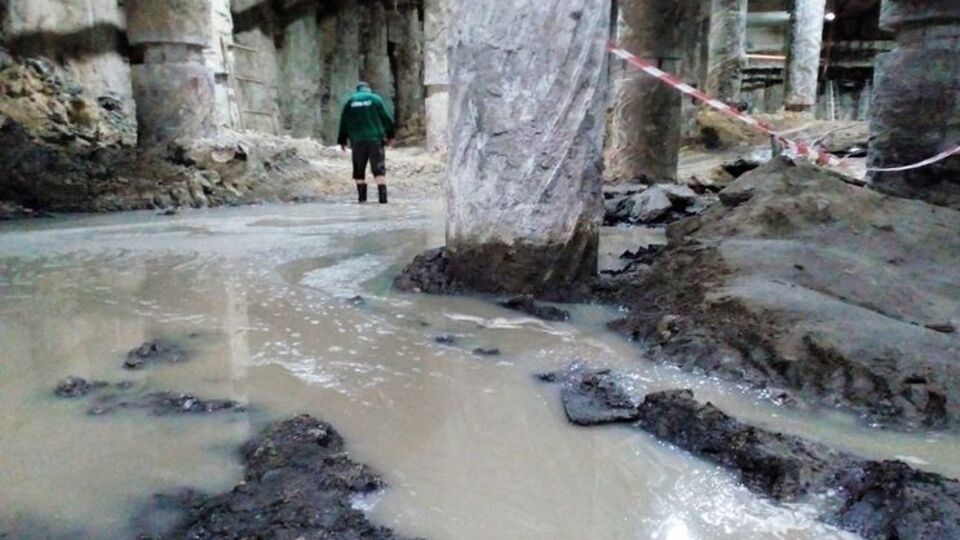 Территорию, где проводят раскопки, снова затопило