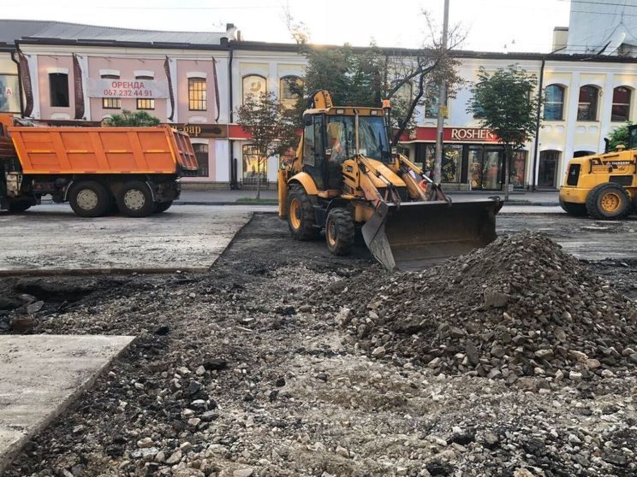 "Київавтодор" відновлює дорожнє покриття на вулиці Антоновича