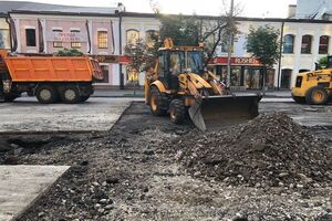 "Киевавтодор" восстанавливает дорожное покрытие на улице Антоновича