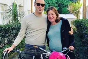 По словам Джентер, она и ее партнер отправились в больницу на велосипедах, так как в машине не хватило места