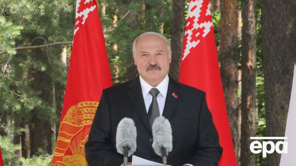 Лукашенко – чиновнику: Мене "поховали" добу тому і тебе можуть "поховати"