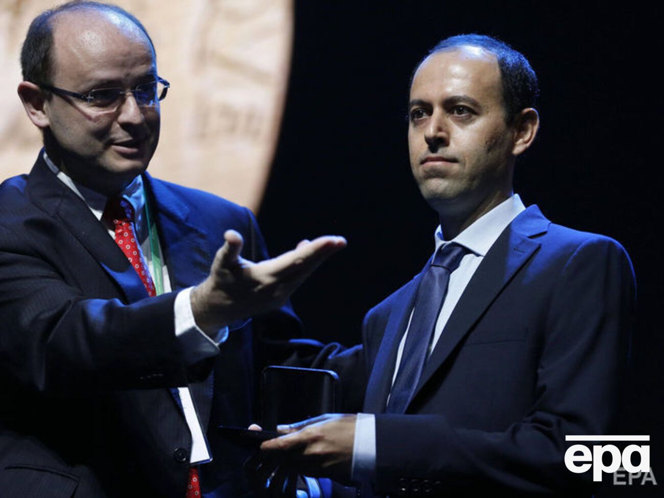 Награду у Биркара (справа) украли вскоре после вручения