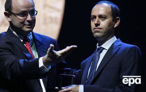 Награду у Биркара (справа) украли вскоре после вручения