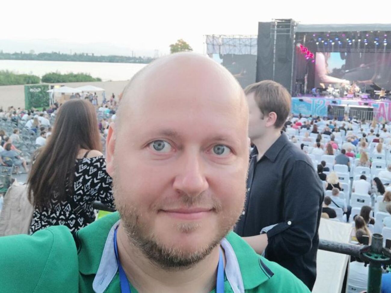 Одного человека убили, другого облили кислотой. Еще пару месяцев такой жопы – и фаворитом выборов станет тот, кто пообещает массовые расстрелы