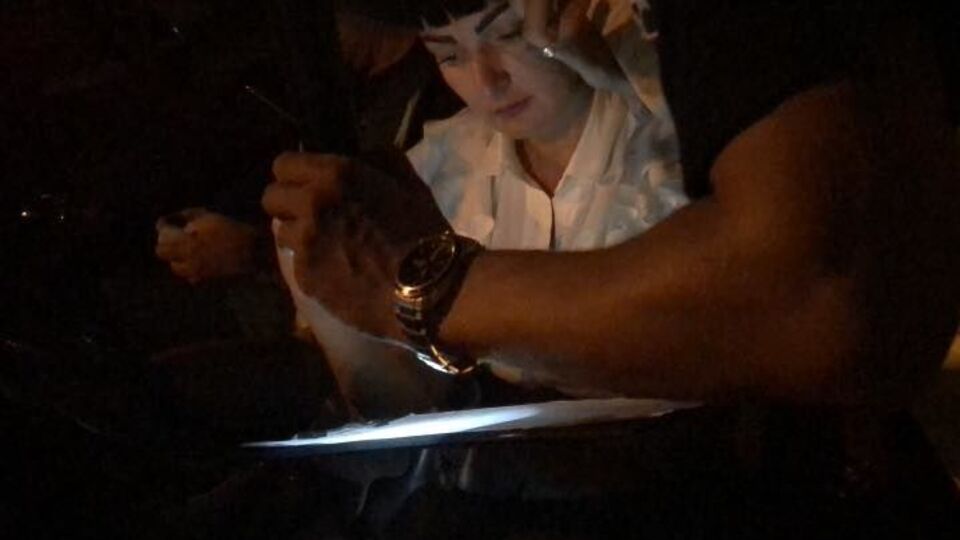 Женщина въехала в припаркованный автомобиль