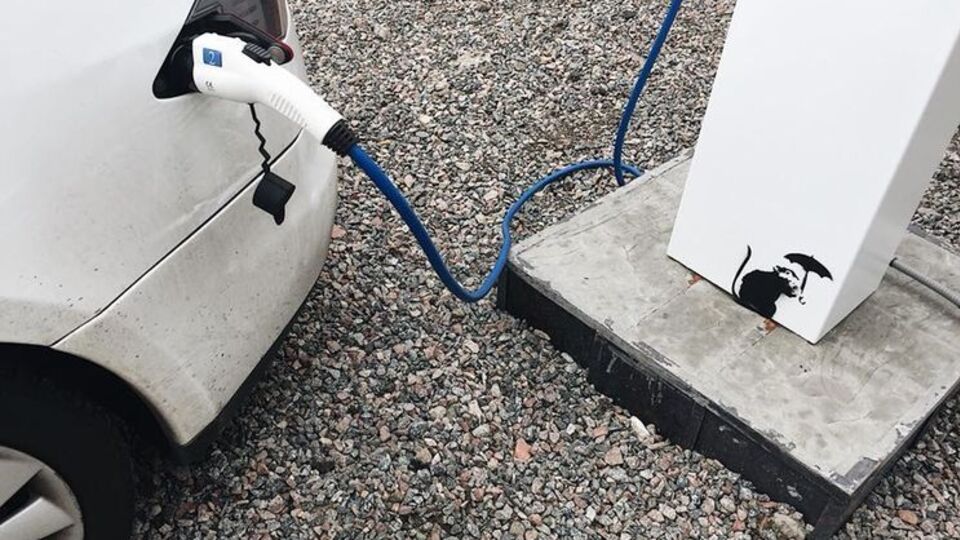 Мишу "псевдо-Бенксі" нанесли на колонку електрозаправки